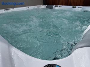 Image of Winter Oase Beheizter Whirlpool Sauna und Kamin