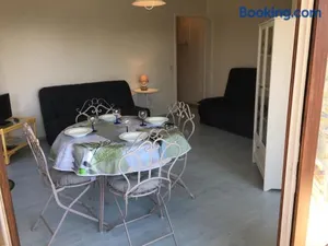 Image of Grand studio en hyper-centre de Cabourg avec balcon, proche plage, parking, et prestations disponibles - FR-1-487-327