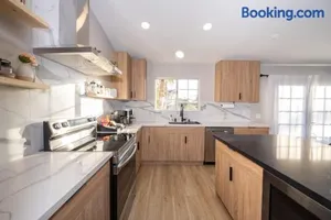 Image of Entire house - 4 Bedroom & 2 Bath, 5 Min to Beach