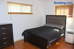 Image of Cozy 2BR Private Space in Gurnee Near Naval Base