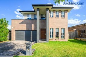 Image of Colebee Modern 5BR House Spacious & Close to Park