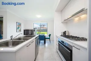 Image of Warm cozy 5Br house near train station & Coles