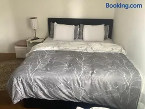 Image of Chambre spacieuse et confortable avec écran plat