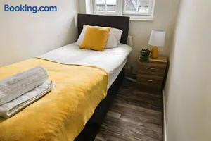 Image of BSE Homes & Properties Ltd 4-Bedroom Home, Harlow , with Parking sleeps 6