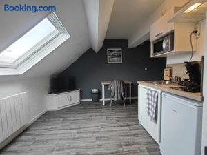 Image of Studio "Sous les toits", Proche Hyper Centre et Commerces !