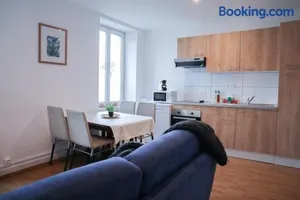 Image of Appartement entier, proche tram-train et commodités, parking gratuit
