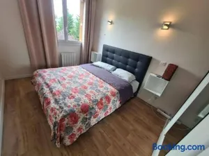 Image of Sunny and renovated flat in secure residence