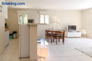 Image of Charming & bright flat with AC Garden 300m and Closed Garage - BENAKEY