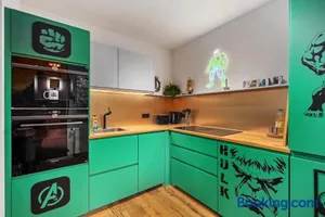 Image of EDLER WOHNRAUM Disney Marvel Studio mit Balkon, Boxspringbett, Kaffeevollautomat, Lift & Parkplatz