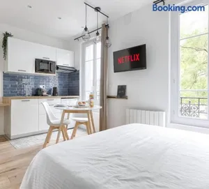 Image of Studio Cosy face gare RER A