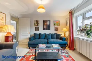 Image of Bright & Cosy Gem ~ Battersea Park View ~ King Bed