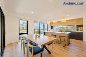 Image of Hobart Luxury Waterfront Retreat 4BR Award-Winning Stay