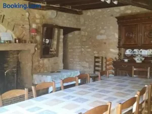 Image of Maison du XVe restaurée avec cheminée, jardin clos et bar privé - FR-1-410-127