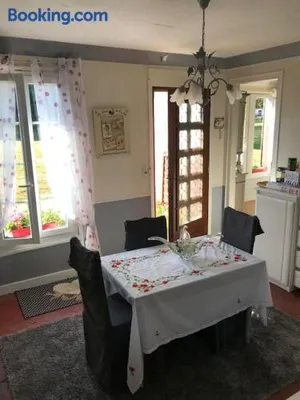 Image of Maison de gardien , manoir de Pichemont, » la maison des écureuils »