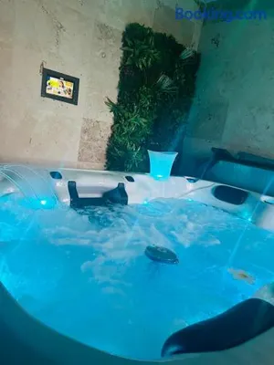 Image of Loveroom 50 nuances de bulles jacuzzi et sauna privatif