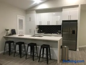 Image of Luxury 2br home with King, 5 star private & close