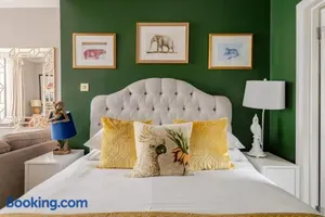 Image of Deco Studio: King bed, kitchenette, stylish & comfortable