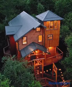 Image of Skyview Treehouse by Amish Country Lodging