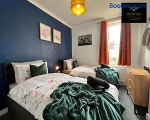 Image of Vintage Vibes By Artisan Stays in Southend-On-Sea I Weekly or Monthly Stay Offer I Pvt Parking I Sleeps 5