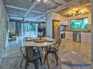 Image of Stunner 2 min walk to beach