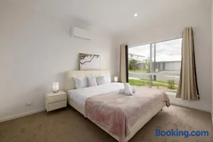 Image of Spacious 4BR Modern Home by Parks and Forest