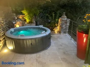 Image of Les clapiers appartement avec jacuzzi et rivière.
