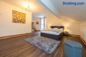 Image of Chestnut Heritage,- Large & Cheerful 5 bedroom house with free parking