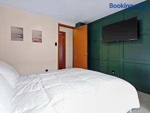 Image of Convenient 5 bedroomMetro Milwaukee Brewers!