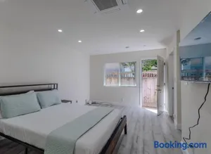Image of Palo Alto Master with private bathroom ,queen bed near Stanford