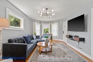 Image of Newly Renovated 2BR by SU, Zoo, Destiny & Downtown