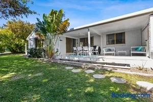 Image of The Palm House - Rainbow Beach. Wifi. Aircon. Pets