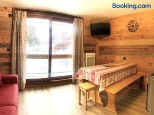 Image of Bel appartement rénové 2 pièces + cabine, 6 pers, balcon, piscine, skis aux pieds - FR-1-267-247