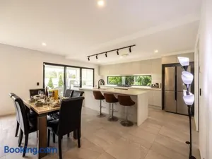Image of 4BR Modern Home Near Parks and Dining with Outdoor Space