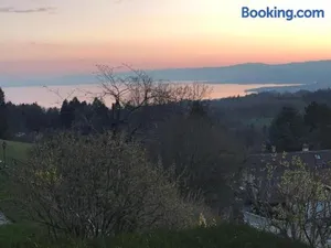 Image of Petite maison à l'orée des bois vue magnifique sur le lac zenitude et plénitude