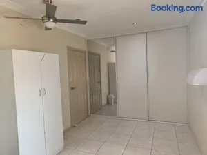 Image of Spacious Room in Large and Comfortable, Guildford House G1