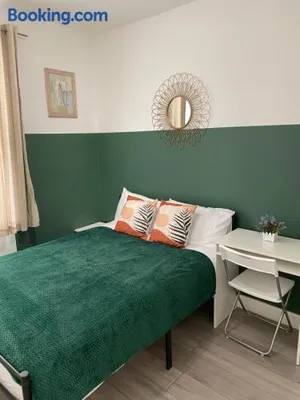 Image of London Road Flats - Free WIFI, washing machine, smart TV, easy access to A50