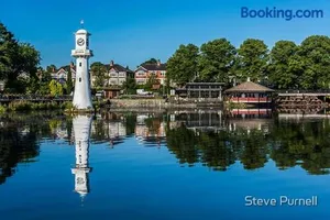 Image of The Coral Suite - 2 Bedroom Apartment in Lakeside, Cardiff minutes from Roath Park Lake