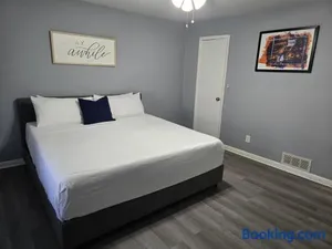 Image of 2 King Beds Near Airport - The Silver Hideaway