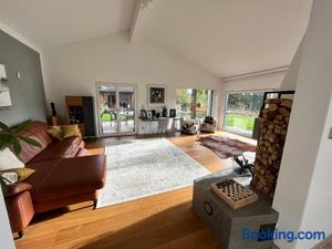Image of High-End-Haus mit Garten und Extras