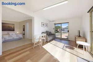 Image of Lil Greenviews, studio room with queen bed