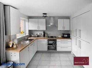 Image of Farnham - 2 Bedroom House - With Garden and Parking