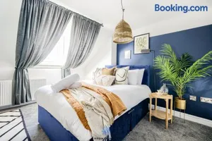 Image of Doncaster Large Luxury 3 Bedroom House, Sleeps 8, City Centre, Racecourse, Free Parking, by EMPOWER HOMES