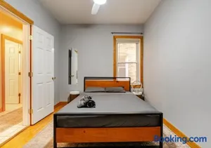 Image of 2 Bed Apt w/ Office, Free Parking, Near Wrigley