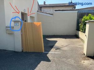 Image of le petit prince , jolie maisonnette terrasse Netflix parking privé jeux de société