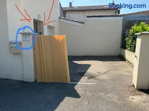 Image of le petit prince , jolie maisonnette terrasse Netflix parking privé jeux de société