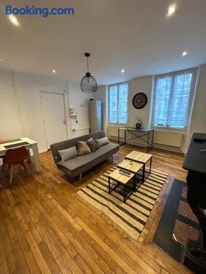 Image of Le voltaire 1 chez Adrien