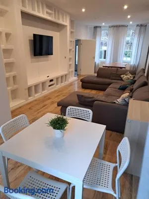 Image of RAJ Living - 5 Room House with Terrace - 35 Min to Messe DUS