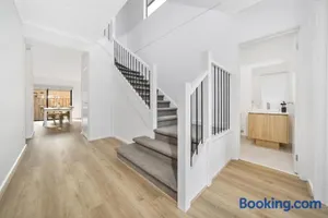 Image of Luxury home, Mall, Breezy, Comfy