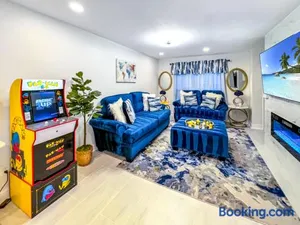Image of Elegant Serene- Townhome, 10 Mi to Downtown, near Airport