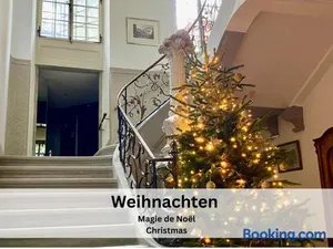 Image of Maison de Castella next to Cathedrale